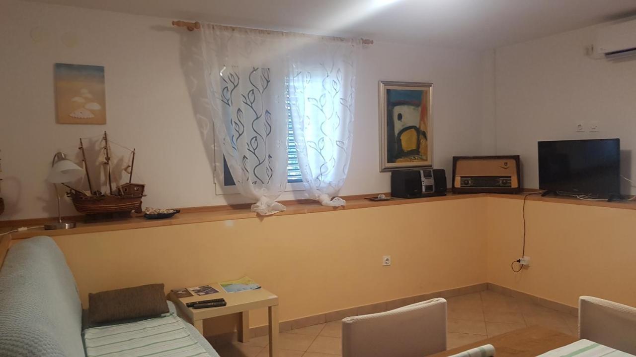 Gita Apartment Omisalj Luaran gambar